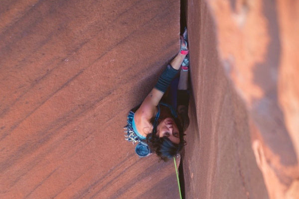 Gisely Ferraz Crack Climbing