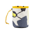 Le La Sportiva Solution Chalk Bag est cylindrique avec un cordon de serrage et un clip. Il présente un motif géométrique gris, blanc, jaune et noir et "SPORTIVA" est imprimé verticalement sur le côté.