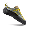 Chaussure d'escalade La Sportiva Mythos ECO pour femme, grise et noire, avec des lacets et des coutures jaunes, une semelle en caoutchouc robuste et le logo Mythos sur le côté, sur fond blanc. Conception écologique.