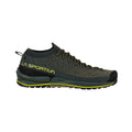 La Sportiva TX2 EVO est une chaussure d'approche légère, vert foncé et noire avec des accents jaunes, une semelle texturée en caoutchouc collant, une coupe basse à lacets et le logo La Sportiva sur le côté.