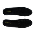 Deux semelles noires La Sportiva Mountain Insoles - A sont présentées côte à côte, avec un lettrage jaune sur le talon et de petits trous d'aération sur l'avant-pied - idéales pour les semelles de chaussures d'alpinisme.