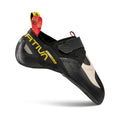 Le La Sportiva Mandala est un chausson d'escalade noir et beige avec une bande velcro, un caoutchouc ultra collant pour une meilleure adhérence, des languettes jaunes et rouges, LA SPORTIVA en jaune sur le côté, et une forme agressive retournée.