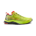 Les chaussures de trail La Sportiva Jackal II se caractérisent par des couleurs vertes et rouges vives, un logo latéral, un amorti en peluche, des mailles pour la respirabilité et une semelle noire-rouge. Vue de profil sur fond blanc.
