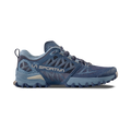 Une chaussure de trail pour femme La Sportiva Bushido III GTX bleue est représentée de profil sur un fond blanc. Elle présente une semelle extérieure robuste, des empiècements en mesh respirant et l'inscription « LA SPORTIVA » en caractères gras sur le côté. Ce modèle intègre la technologie Gore-Tex pour une imperméabilité optimale.