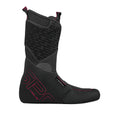 Le chausson Stellar II de La Sportiva est un chausson de ski isolé noir et gris foncé avec des motifs texturés, des accents rouges et des zones renforcées au niveau des orteils et du talon. Il est représenté à l'endroit sur un fond blanc.