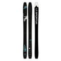 Trois skis backcountry La Sportiva Tempo noirs sont ornés de graphiques blancs et bleu clair représentant des montagnes, des astronautes, des ovnis et des planètes, ainsi que du logo La Sportiva en blanc sur l'un des skis légers.