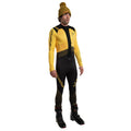 Un homme porte la combinaison La Sportiva Stratos VI Racing Suit Men's en jaune et noir, associée à des chaussures de ski noires et à un bonnet jaune à pompon, sur fond blanc.