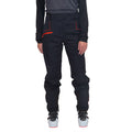On voit une personne, de la taille aux pieds, portant un pantalon La Sportiva Crizzle EVO Shell Pants Women's avec des touches de rouge, un haut à manches longues noir et des chaussures de ski grises, sur un fond blanc. Ce pantalon de protection pour femme de La Sportiva offre une protection exceptionnelle contre les intempéries.