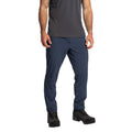 Homme portant une chemise de sport respirante à manches courtes, gris foncé, un pantalon La Sportiva Trail Guard Pants Men's (2025) bleu marine et des chaussures de randonnée noires, debout sur un fond blanc.