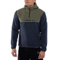 Un homme porte la veste « Guidance Sherpa Hoody Men’s » de La Sportiva, une veste en polaire recyclée bicolore, avec une capuche et des épaules vertes, et un corps et des manches bleu marine. Cette veste d’escalade est dotée d’une demi-fermeture éclair et porte l’inscription « La Sportiva » sur la poitrine. Il porte également un short noir.
