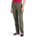 Une personne se tient debout devant un fond blanc uni, vêtue d'un pantalon La Sportiva Setter pour femme en velours côtelé vert olive, associé à un t-shirt rose vif et à des baskets bordeaux à semelles blanches.