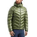 Un homme portant une doudoune La Sportiva Lumina 300 pour homme, de couleur vert clair brillant, dotée d'une capuche, ainsi qu'un pantalon bleu foncé, se tient debout, légèrement tourné vers la gauche, devant un fond blanc uni.