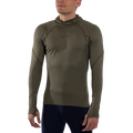Un homme portant le t-shirt « La Sportiva Flash Micro-Fleece Men’s » — un haut de sport vert olive à manches longues et à capuche, doté de passe-pouces et confectionné en micro-polaire respirante — se tient debout devant un fond blanc uni.