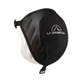 La Sportiva Helmet Carry est une housse noire et blanche avec une sangle ajustable, avec le logo de la marque et un graphique de montagne sur le côté.