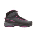La chaussure La Sportiva TX4 EVO Mid GTX pour femme, en gris et noir avec des accents et des lacets magenta, est présentée sur un fond blanc avec le logo La Sportiva sur le côté.