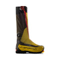 La Sportiva Olympus Mons Pro est une chaussure d'alpinisme de haute altitude, légère, avec une grande guêtre intégrée, de couleur jaune avec des accents noirs et rouges, avec le logo LA SPORTIVA, idéale pour les conditions alpines exigeantes.