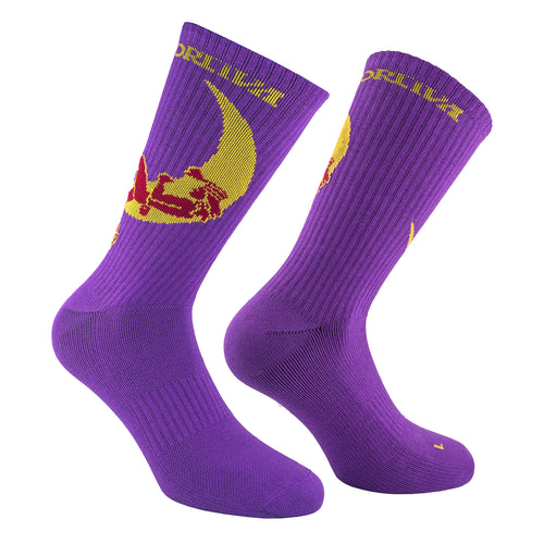 Chaussettes La Sportiva Climbing On The Moon en violet, avec un croissant de lune jaune et une épée rouge sur le côté, sur fond blanc.