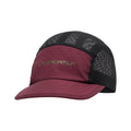 La casquette Skyline Air de La Sportiva présente une face avant et un bord marron, des côtés et un dos en maille noire, et "La Sportiva" écrit en jaune-vert sur le panneau avant.