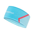Le bandeau Flow de La Sportiva est composé d'un tissu bleu clair, d'un texte SPORTIVA blanc, d'une bande diagonale rouge et d'un motif intérieur de lignes diagonales bleues et blanches - idéal pour la course en montagne ou sur sentier.