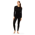 Une femme se tient pieds nus sur un fond blanc, portant le haut La Sportiva Wool40 Aero Long Sleeve Women's et le legging assorti - une couche de base technique idéale pour les activités aérobiques hivernales. Elle regarde légèrement sur le côté, une main sur la cuisse.