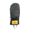 Les Free Touring Mittens de La Sportiva présentent un design noir et jaune, une texture de cuir imperméable, des coutures visibles et une bande Velcro avec le logo de la marque - parfaits pour ceux qui recherchent des gants de ski durables pour l'arrière-pays.